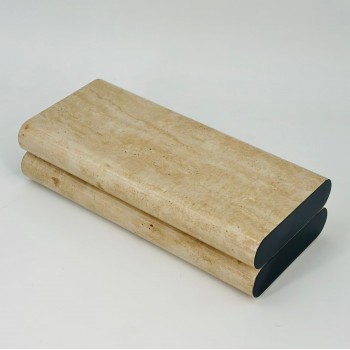 صندوق أنيق بتصميم فاخر يجمع بين العصرية واللمسة الكلاسيكية. يتميز بغطاء علوي 30×13×17سم 