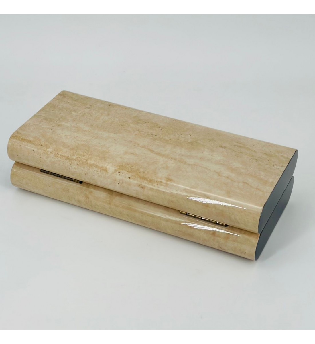 صندوق أنيق بتصميم فاخر يجمع بين العصرية واللمسة الكلاسيكية. يتميز بغطاء علوي 30×13×17سم صندوق أنيق بتصميم فاخر يجمع بين العصرية واللمسة الكلاسيكية. يتميز بغطاء علوي 30×13×17سم