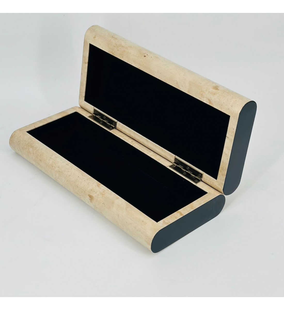 صندوق أنيق بتصميم فاخر يجمع بين العصرية واللمسة الكلاسيكية. يتميز بغطاء علوي 30×13×17سم صندوق أنيق بتصميم فاخر يجمع بين العصرية واللمسة الكلاسيكية. يتميز بغطاء علوي 30×13×17سم