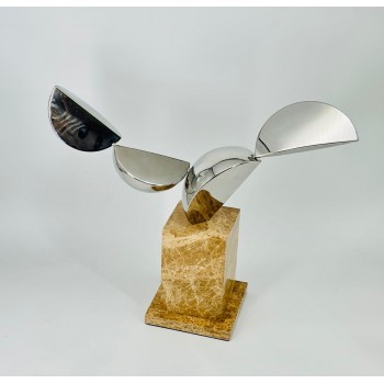 تحفة ديكور فنية بتصميم عصري أنيق مستوحى من شكل الطائر أثناء التحليق، 34×44×14سم 