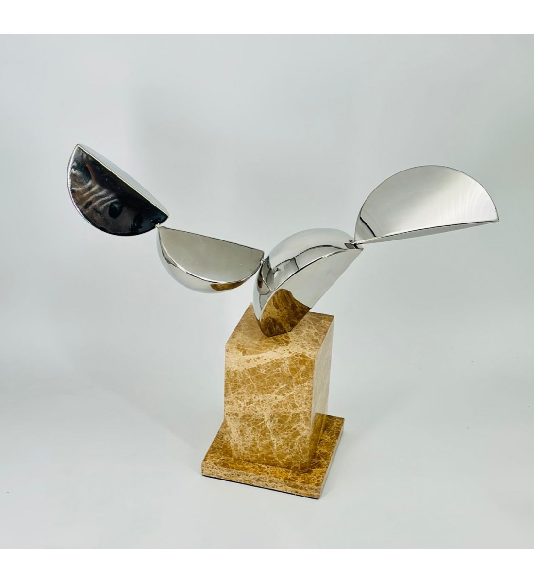 تحفة ديكور فنية بتصميم عصري أنيق مستوحى من شكل الطائر أثناء التحليق، 34×44×14سم 