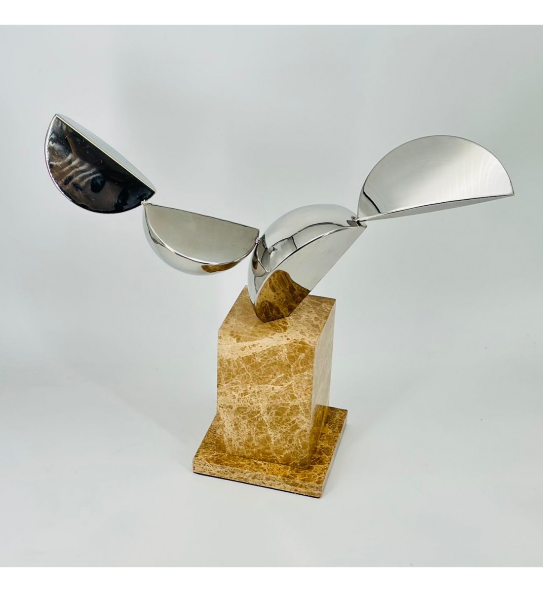 تحفة ديكور فنية بتصميم عصري أنيق مستوحى من شكل الطائر أثناء التحليق، 34×44×14سم 