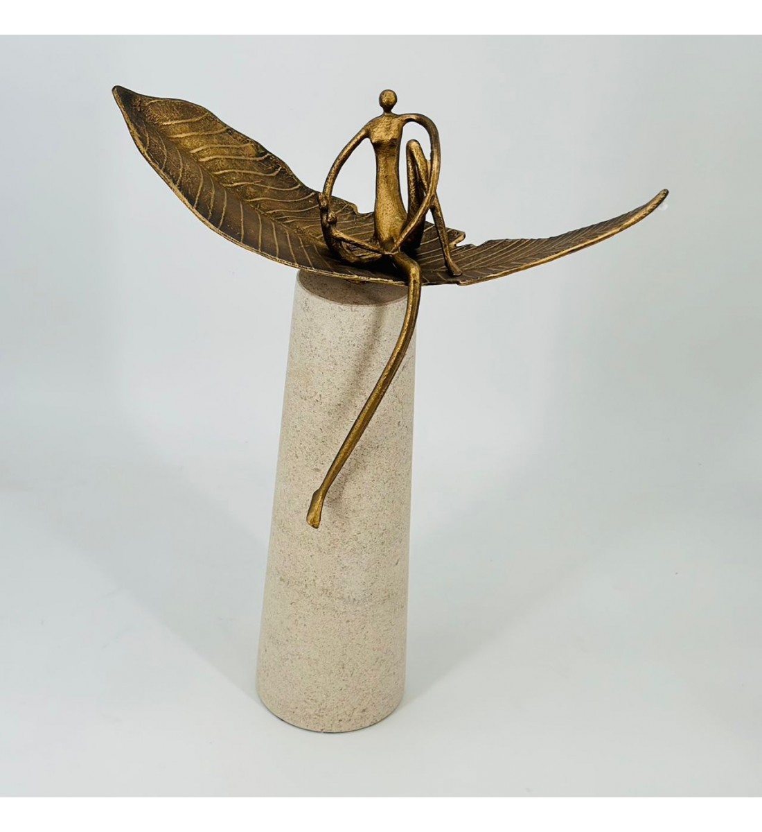 تحفة ديكور فنية بتصميم أنيق يعكس الطابع العصري الراقي،44×32×12سم 