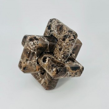  قطعة ديكور فنية من الرخام بتصميم عقدة هندسية تضيف لمسة فخامة وأناقة لأي مساحة.20×20×20سم 