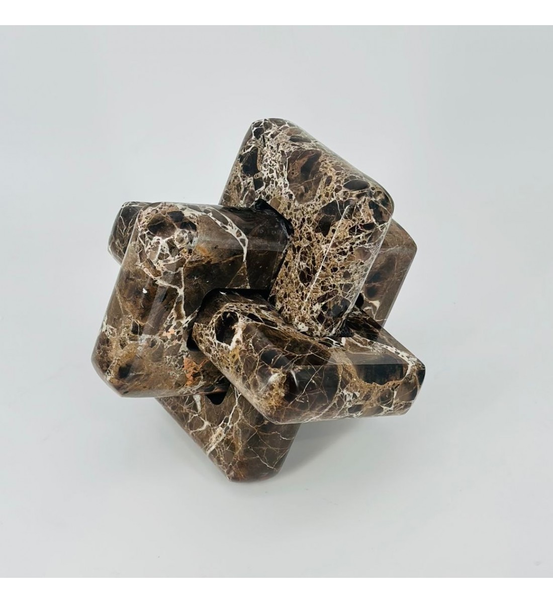  قطعة ديكور فنية من الرخام بتصميم عقدة هندسية تضيف لمسة فخامة وأناقة لأي مساحة.20×20×20سم 