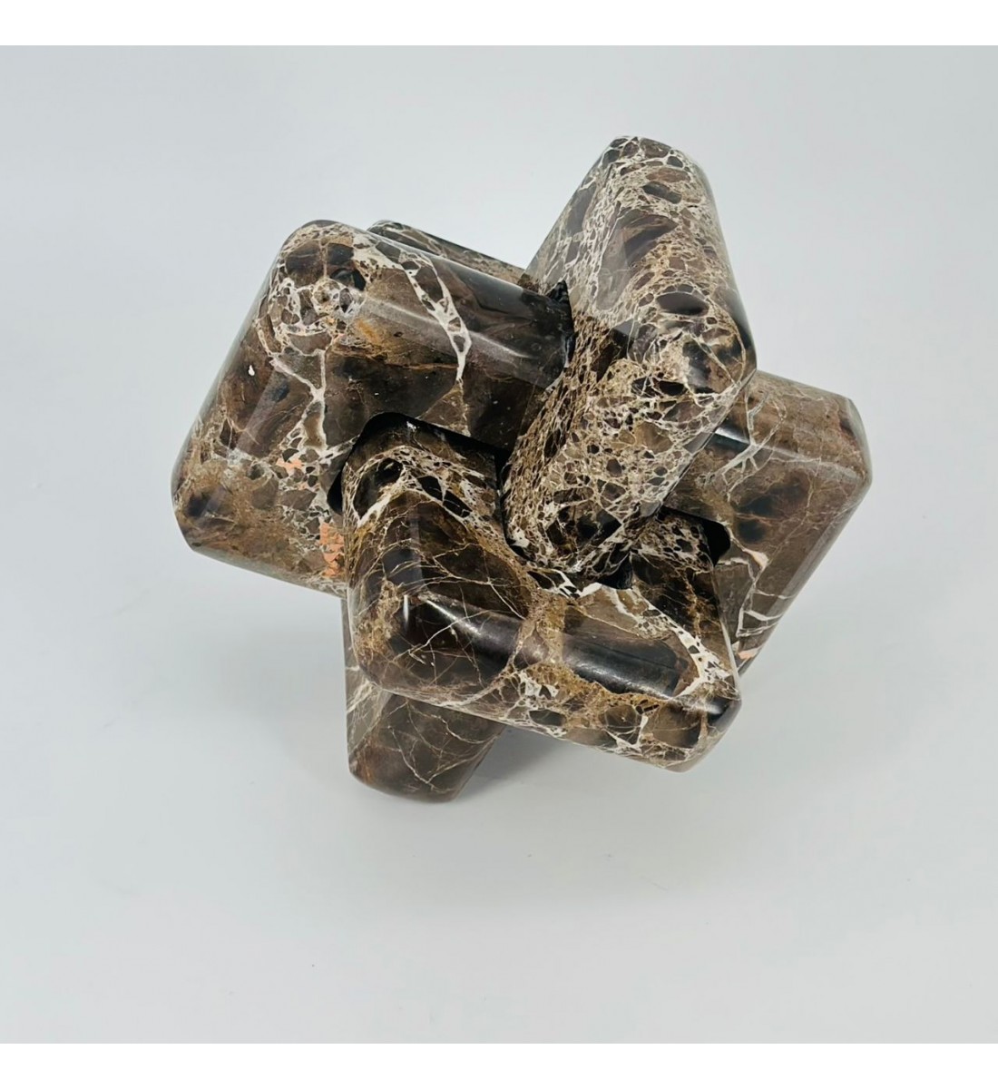  قطعة ديكور فنية من الرخام بتصميم عقدة هندسية تضيف لمسة فخامة وأناقة لأي مساحة.20×20×20سم 