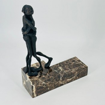 تحفة فنية ديكورية بتصميم عصري يجسد لحظة عاطفية بين شخصين في وضعية احتضان أنيقة، 24×34×8سم 