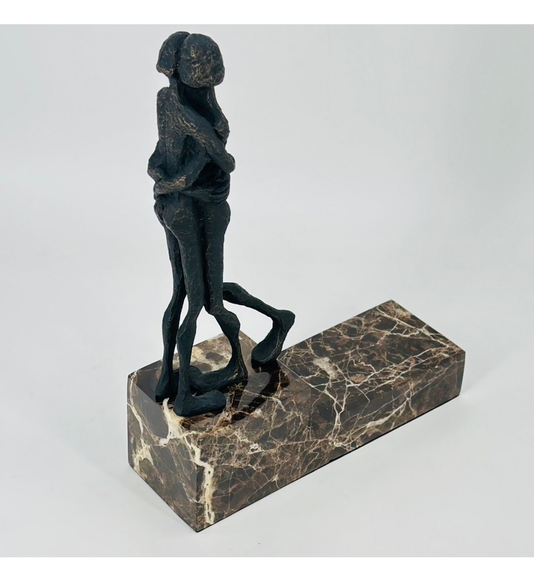 تحفة فنية ديكورية بتصميم عصري يجسد لحظة عاطفية بين شخصين في وضعية احتضان أنيقة، 24×34×8سم 