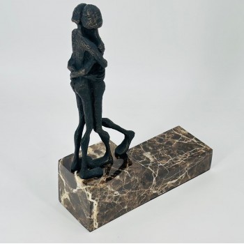 تحفة فنية ديكورية بتصميم عصري يجسد لحظة عاطفية بين شخصين في وضعية احتضان أنيقة، 24×34×8سم 