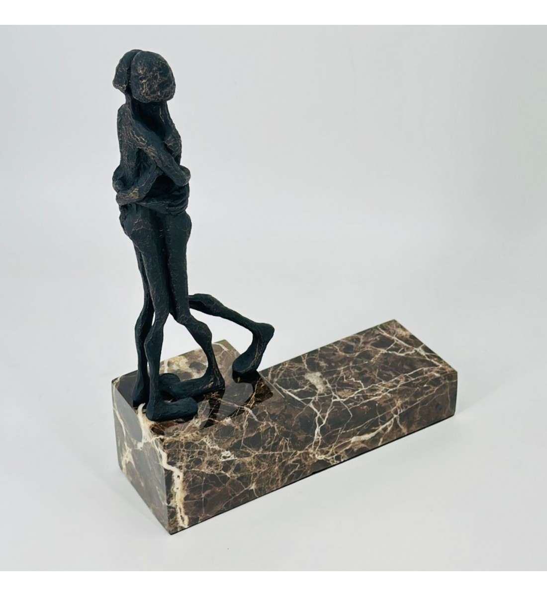 تحفة فنية ديكورية بتصميم عصري يجسد لحظة عاطفية بين شخصين في وضعية احتضان أنيقة، 24×34×8سم 