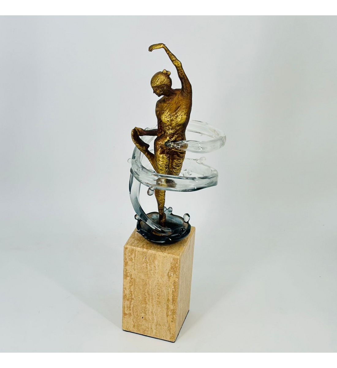 قطعة ديكور فنية أنيقة بتصميم عصري مميز، تجسد تمثال فتاة بطلاء ذهبي في وضعية راقصة44×8×8سم 