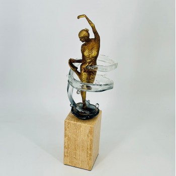 قطعة ديكور فنية أنيقة بتصميم عصري مميز، تجسد تمثال فتاة بطلاء ذهبي في وضعية راقصة44×8×8سم 