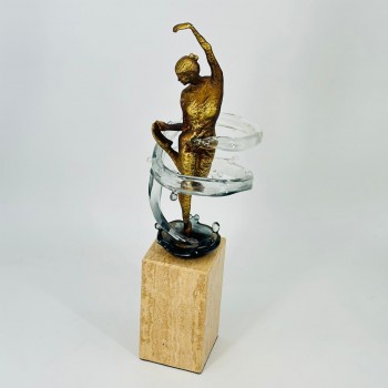 قطعة ديكور فنية أنيقة بتصميم عصري مميز، تجسد تمثال فتاة بطلاء ذهبي في وضعية راقصة44×8×8سم 
