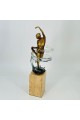 قطعة ديكور فنية أنيقة بتصميم عصري مميز، تجسد تمثال فتاة بطلاء ذهبي في وضعية راقصة44×8×8سم 
