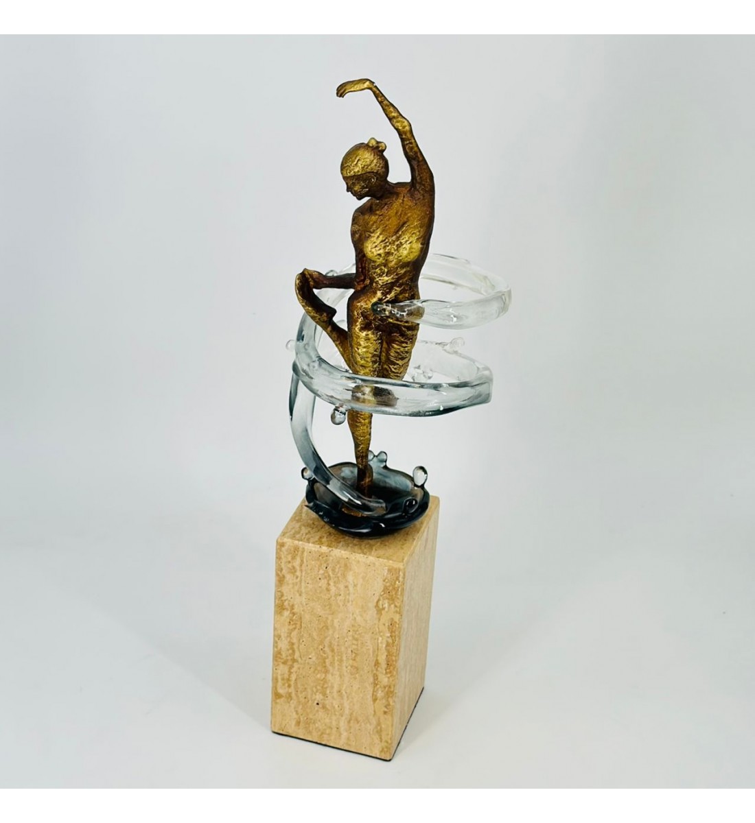 قطعة ديكور فنية أنيقة بتصميم عصري مميز، تجسد تمثال فتاة بطلاء ذهبي في وضعية راقصة44×8×8سم 