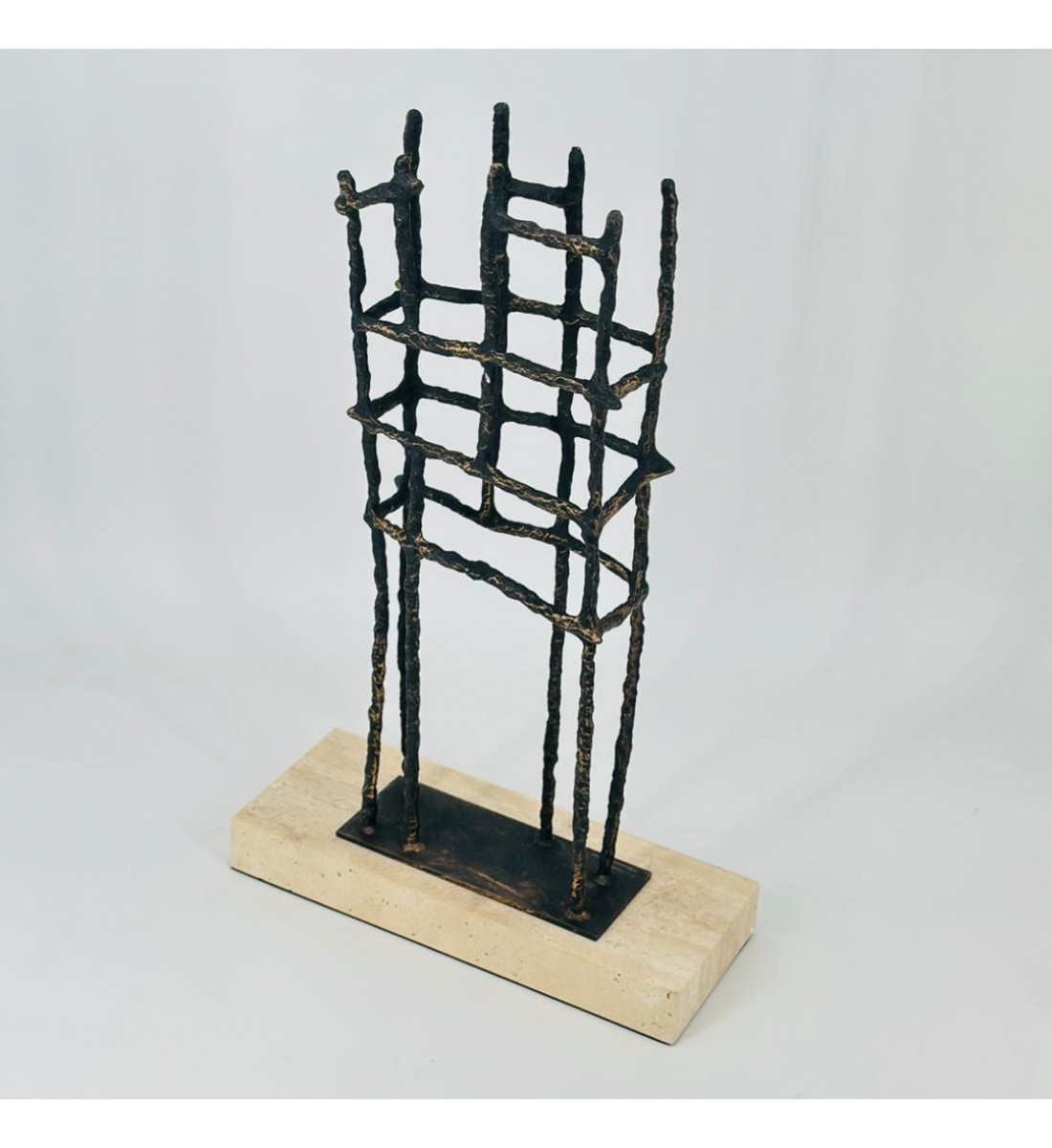  قطعة ديكور فنية بتصميم هندسي عصري، مصنوعة من هيكل معدني أسود بتفاصيل بارزة42×25×10سم 