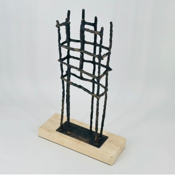  قطعة ديكور فنية بتصميم هندسي عصري، مصنوعة من هيكل معدني أسود بتفاصيل بارزة42×25×10سم 