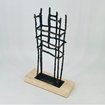  قطعة ديكور فنية بتصميم هندسي عصري، مصنوعة من هيكل معدني أسود بتفاصيل بارزة42×25×10سم 