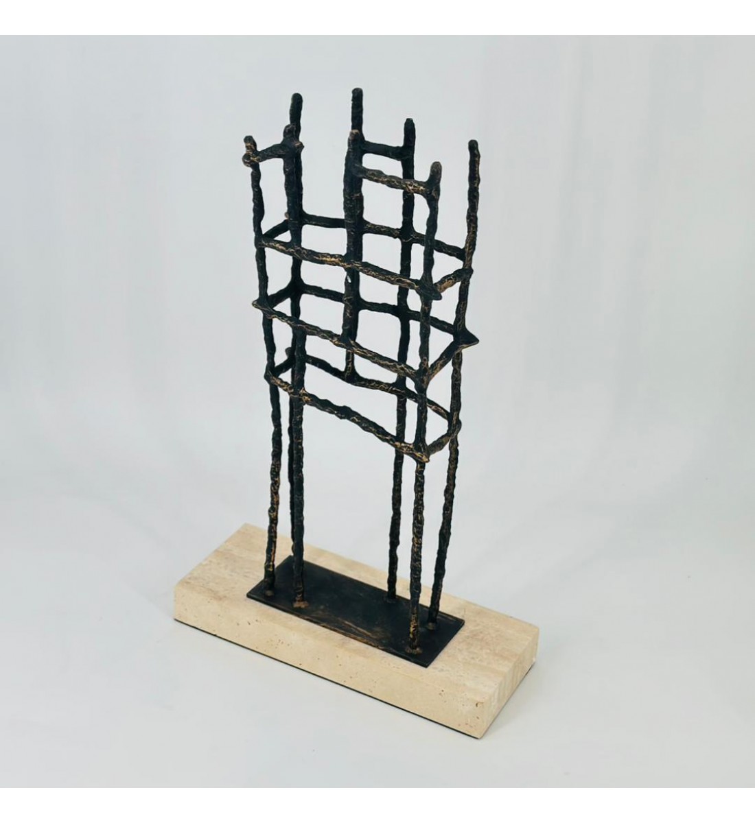  قطعة ديكور فنية بتصميم هندسي عصري، مصنوعة من هيكل معدني أسود بتفاصيل بارزة42×25×10سم 