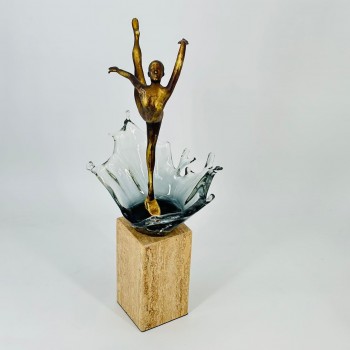 قطعة ديكور فنية أنيقة بتصميم عصري مميز، تجسد تمثال فتاة بطلاء ذهبي في وضعية راقصة44×8×8سم 