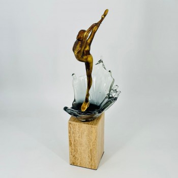 قطعة ديكور فنية أنيقة بتصميم عصري مميز، تجسد تمثال فتاة بطلاء ذهبي في وضعية راقصة44×8×8سم 