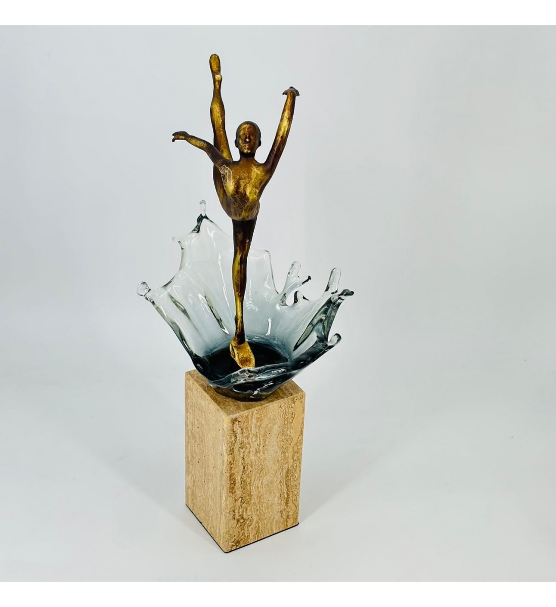 قطعة ديكور فنية أنيقة بتصميم عصري مميز، تجسد تمثال فتاة بطلاء ذهبي في وضعية راقصة44×8×8سم 