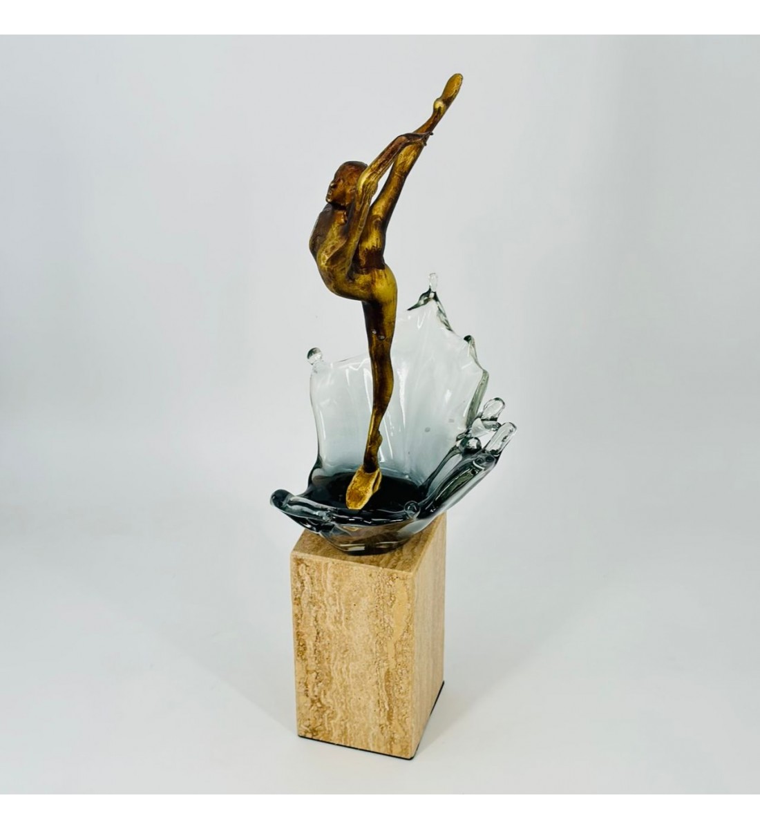 قطعة ديكور فنية أنيقة بتصميم عصري مميز، تجسد تمثال فتاة بطلاء ذهبي في وضعية راقصة44×8×8سم 