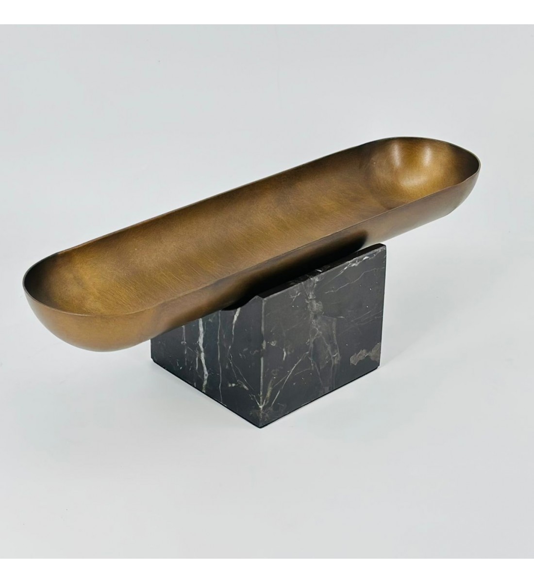 قطعة ديكور أنيقة بتصميم عصري تجمع بين الفخامة والبساطة. 40×10×10سم 