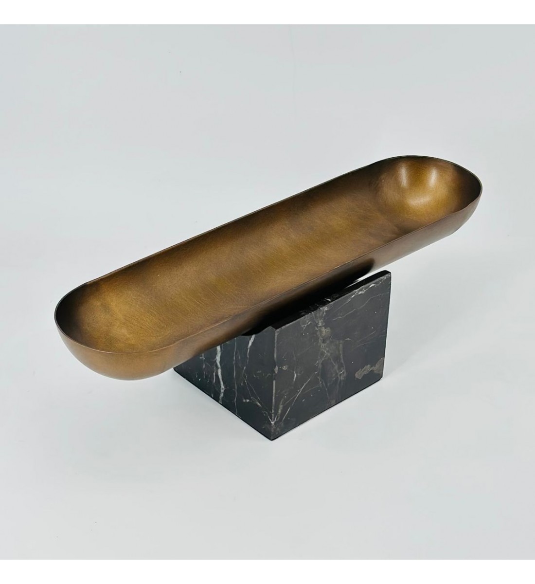 قطعة ديكور أنيقة بتصميم عصري تجمع بين الفخامة والبساطة. 40×10×10سم 