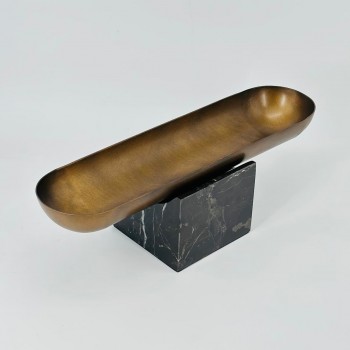 قطعة ديكور أنيقة بتصميم عصري تجمع بين الفخامة والبساطة. 40×10×10سم 