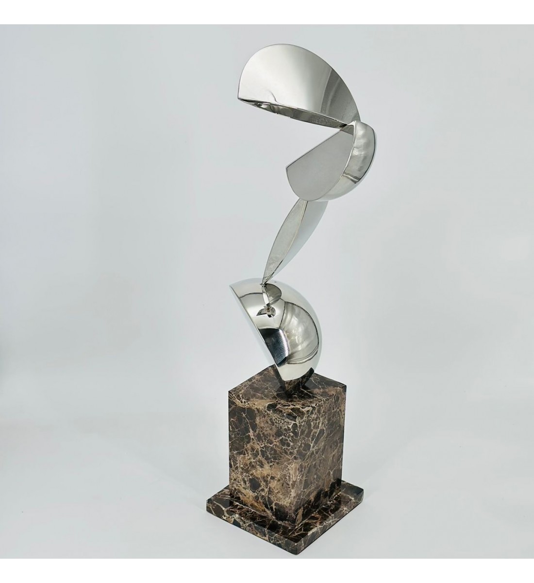 تحفة فنية بلمسة عصرية أنيقة، مصممة من معدن فضي لامع بتشكيل انسيابي58×14×14سم 
