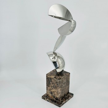 تحفة فنية بلمسة عصرية أنيقة، مصممة من معدن فضي لامع بتشكيل انسيابي58×14×14سم 