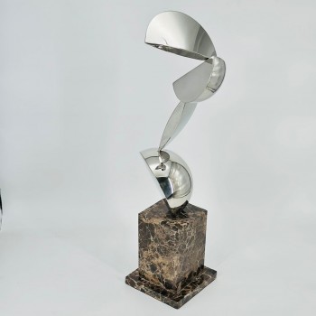 تحفة فنية بلمسة عصرية أنيقة، مصممة من معدن فضي لامع بتشكيل انسيابي58×14×14سم 