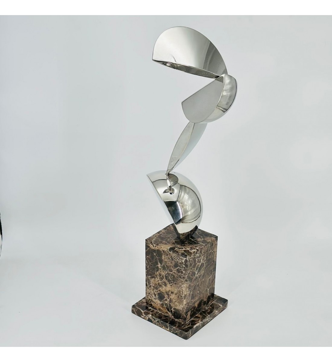 تحفة فنية بلمسة عصرية أنيقة، مصممة من معدن فضي لامع بتشكيل انسيابي58×14×14سم 