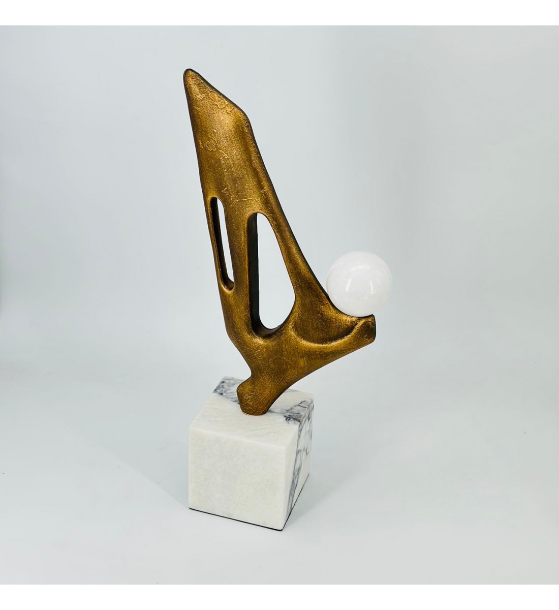 قطعة ديكور فنية بتصميم عصري مميز تجمع بين الفخامة والابتكار. 45×20×10سم 