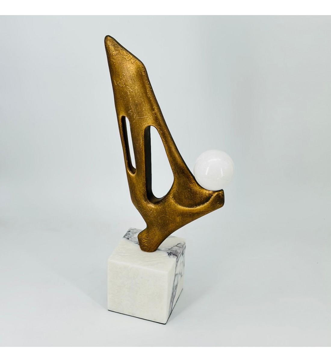 قطعة ديكور فنية بتصميم عصري مميز تجمع بين الفخامة والابتكار. 45×20×10سم 