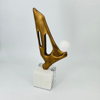 قطعة ديكور فنية بتصميم عصري مميز تجمع بين الفخامة والابتكار. 45×20×10سم 