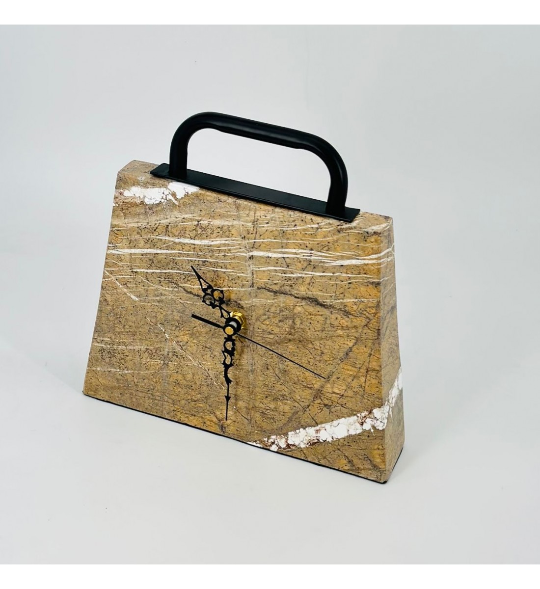 ساعة ديكور أنيقة بتصميم عصري مميز مصنوعة من حجر رخامي طبيعي بنقشة فريدة تمنحها طابعًا فخمًا. 24×23×5سم 