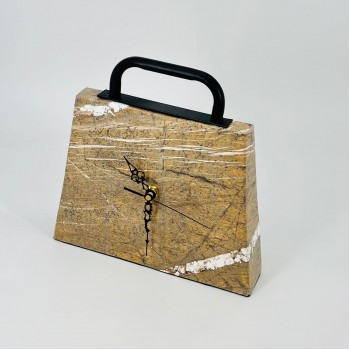 ساعة ديكور أنيقة بتصميم عصري مميز مصنوعة من حجر رخامي طبيعي بنقشة فريدة تمنحها طابعًا فخمًا. 24×23×5سم 