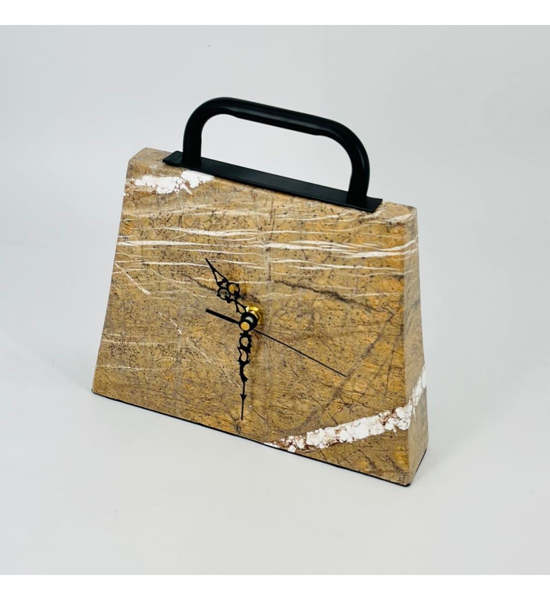 ساعة ديكور أنيقة بتصميم عصري مميز مصنوعة من حجر رخامي طبيعي بنقشة فريدة تمنحها طابعًا فخمًا. 24×23×5سم 