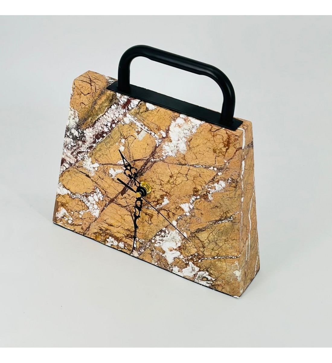 ساعة ديكور أنيقة بتصميم عصري مميز مصنوعة من حجر رخامي طبيعي بنقشة فريدة تمنحها طابعًا فخمًا. 24×23×5سم 