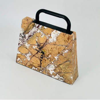 ساعة ديكور أنيقة بتصميم عصري مميز مصنوعة من حجر رخامي طبيعي بنقشة فريدة تمنحها طابعًا فخمًا. 24×23×5سم 