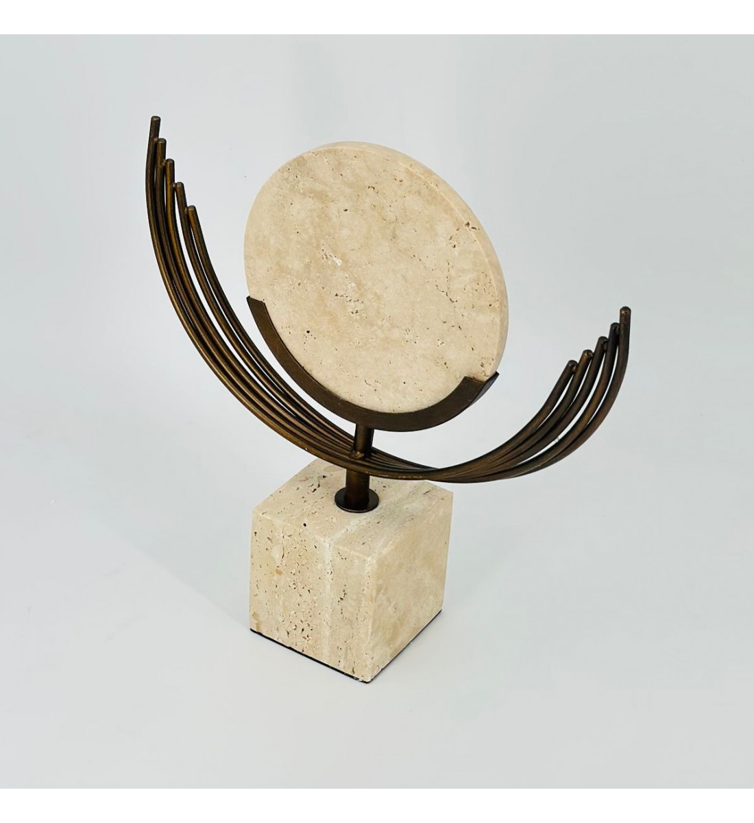 قطعة ديكور فنية بتصميم عصري أنيق تجمع بين المعدن والرخام الطبيعي.  30×28×8سم 