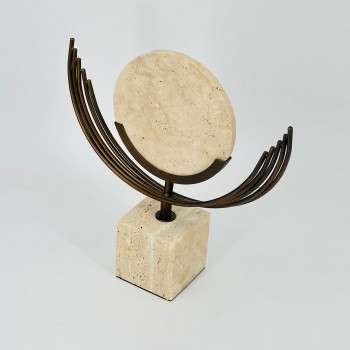 قطعة ديكور فنية بتصميم عصري أنيق تجمع بين المعدن والرخام الطبيعي.  30×28×8سم 