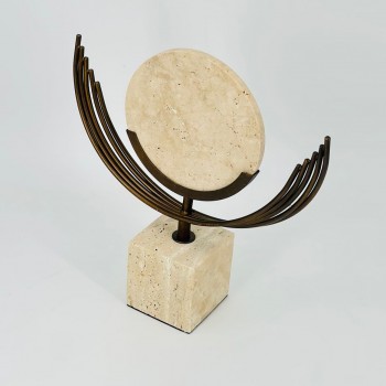 قطعة ديكور فنية بتصميم عصري أنيق تجمع بين المعدن والرخام الطبيعي.  30×28×8سم 