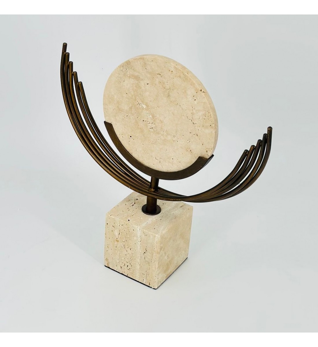 قطعة ديكور فنية بتصميم عصري أنيق تجمع بين المعدن والرخام الطبيعي.  30×28×8سم 