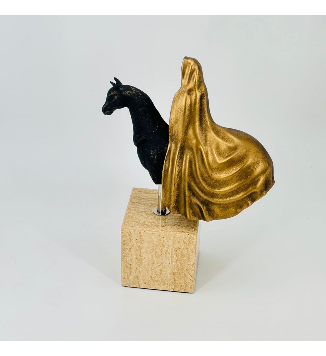 قطعة ديكور فنية أنيقة تجسد جمال التراث بروح عصرية، 34×22×8سم 