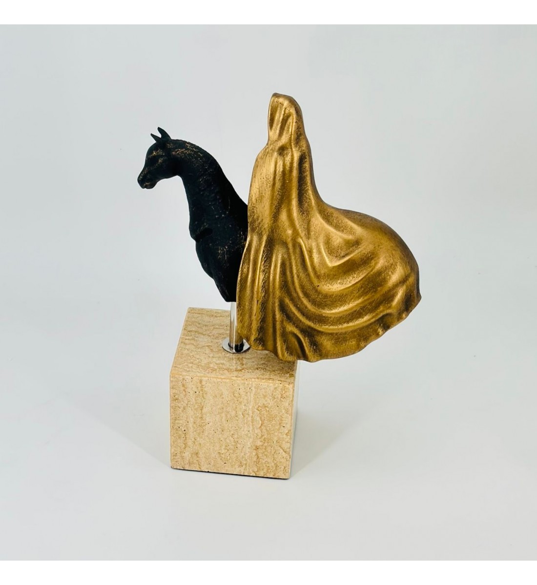 قطعة ديكور فنية أنيقة تجسد جمال التراث بروح عصرية، 34×22×8سم 