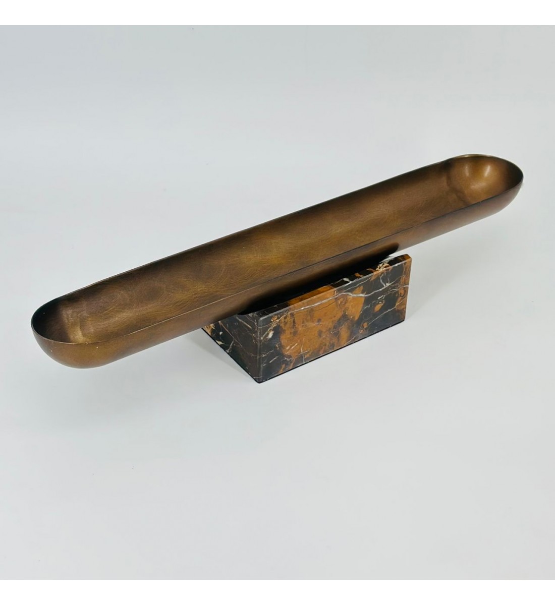 قطعة ديكور أنيقة بتصميم عصري تجمع بين الفخامة والبساطة. 45×8×10سم