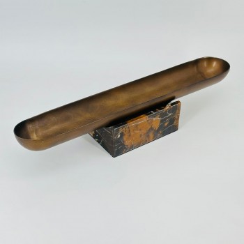 قطعة ديكور أنيقة بتصميم عصري تجمع بين الفخامة والبساطة. 45×8×10سم